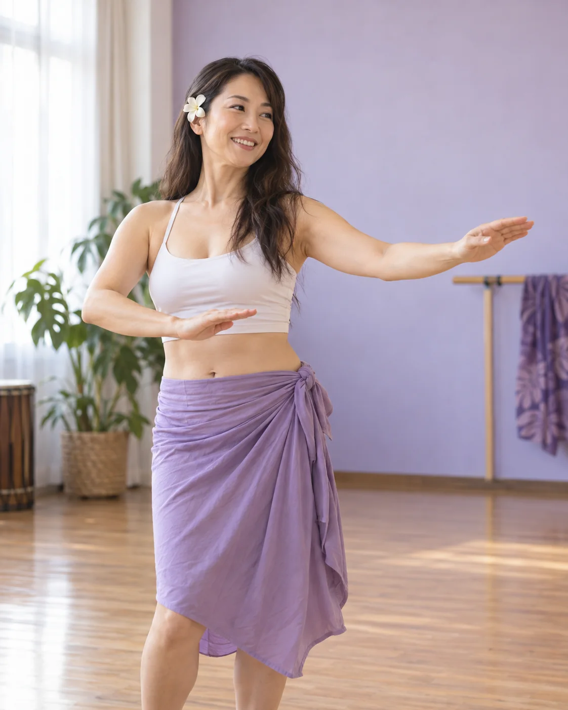 講師写真のイメージ。スタジオでタヒチアンダンスのポーズをとる女性
